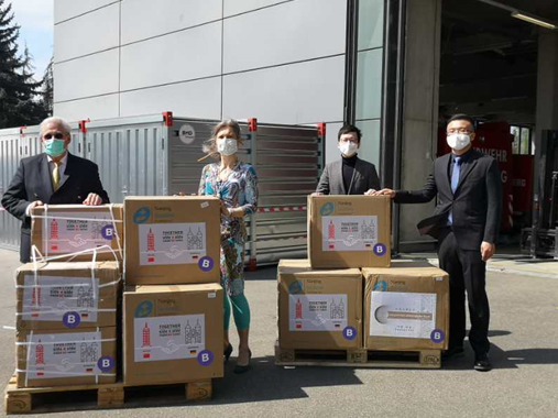 托马斯·拉贝和海德堡市政府代表接受物资捐赠 太阳娱乐城